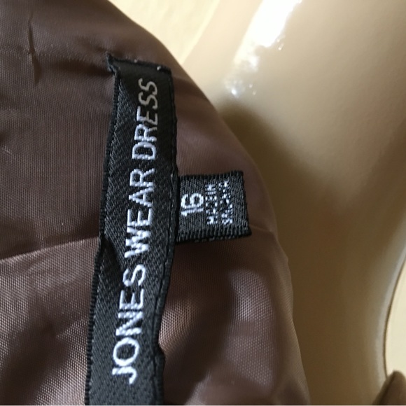 Jones wears dress - Picture 6 of 6